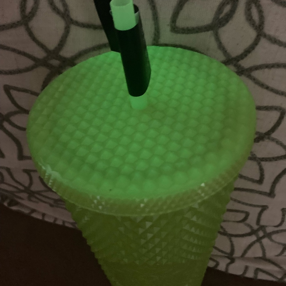 Glow in the dark ice venty cup